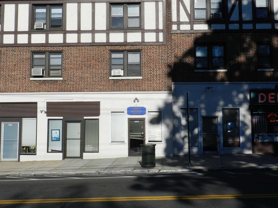 3 storefronts used as one space (1225 sf)
