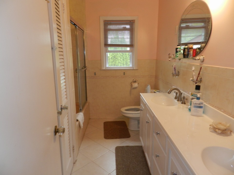 upstairs hall bath