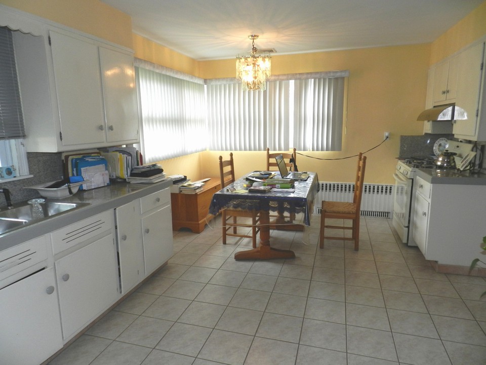 large eat in kitchen